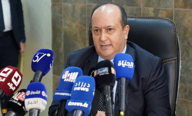 الوزير الأول الجزائري سيفي غريب يتحدث أمام ميكروفونات وسائل إعلام