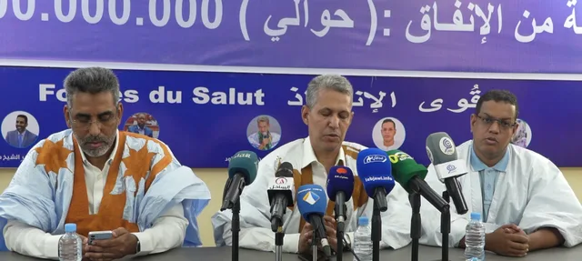 النائب محمد الأمين سيدي مولود يتحدث أمام الميكروفونات وإلى جانبه قياديان في تحالف قوى الإنقاذ خلال مؤتمر صحفي