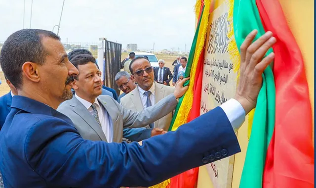 مسؤولون يزيحون الستار عن لوحة تدشين محطة البث الرقمي في نواكشوط