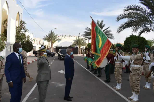 عسكريون يحملون العلم الموريتاني خلال مراسم في مقر الأركان العامة للجيوش