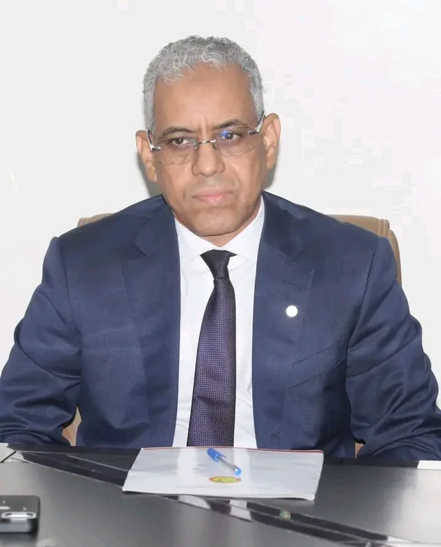 الوزير الناطق باسم الحكومة محمد ولد ببانه جالسا إلى مكتب