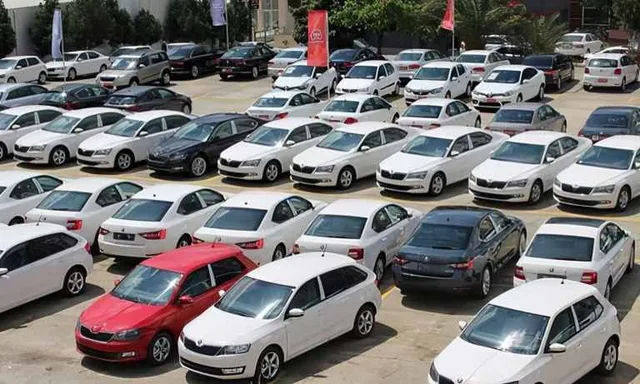 صفوف من السيارات الجديدة متوقفة في موقف مكشوف، صورة أرشيفية
