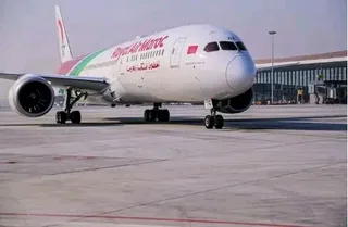طائرة بوينغ 787 دريملاينر تحمل ألوان الخطوط الملكية المغربية على مدرج مطار، صورة أرشيفية