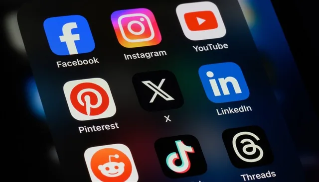 أيقونات تطبيقات فيسبوك وإنستغرام ويوتيوب وتيك توك وغيرها على شاشة هاتف ذكي، صورة أرشيفية