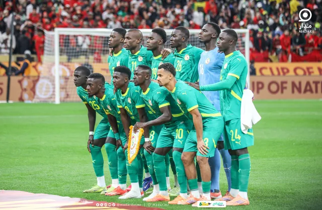 لاعبو منتخب السنغال بالقميص الأخضر يقفون لالتقاط صورة جماعية قبل مباراة في كأس أمم إفريقيا، صورة من الأرشيف