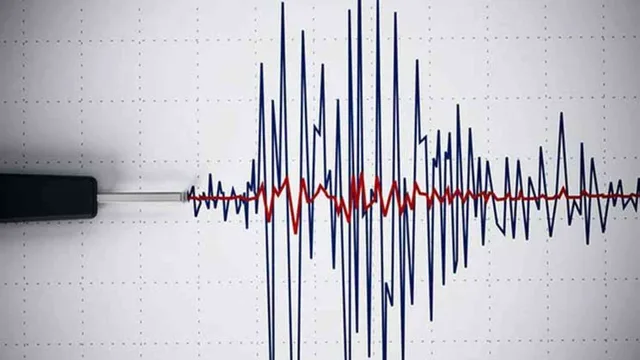 خطوط ذبذبات زلزالية على ورق جهاز رصد الزلازل، صورة أرشيفية توضيحية