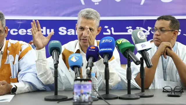 محمد الأمين سيدي مولود يتحدث بيديه أمام الميكروفونات خلال مؤتمر صحفي لتحالف قوى الإنقاذ
