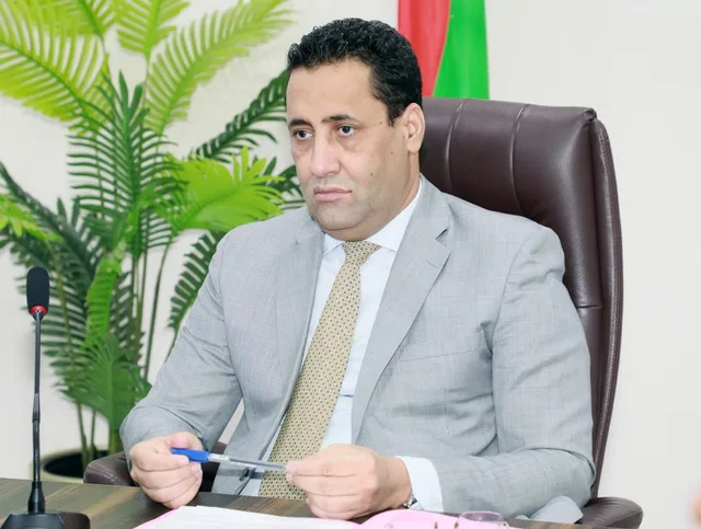 الوزير الأول جالسا إلى طاولة اجتماع