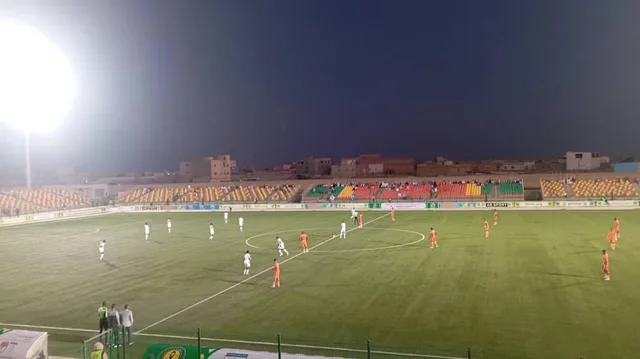 لاعبو نادي نواذيبو بالزي البرتقالي في مباراة ليلية بملعب في نواكشوط