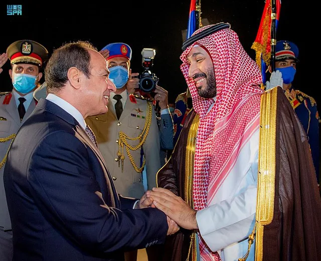 الرئيس المصري عبد الفتاح السيسي يصافح ولي العهد السعودي محمد بن سلمان أمام حرس الشرف، صورة أرشيفية من يونيو 2022