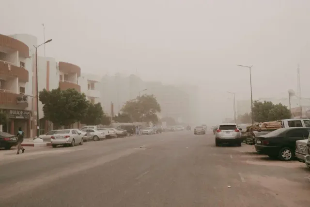 شارع في نواكشوط تغطيه سحابة من الغبار وتنخفض فيه الرؤية