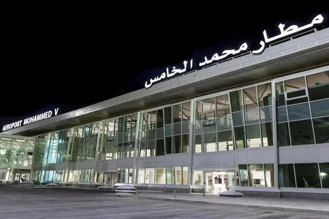 واجهة مبنى مطار محمد الخامس ليلا باسمه بالعربية والفرنسية، صورة أرشيفية