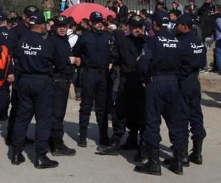 مجموعة من عناصر الشرطة الجزائرية بزيهم الرسمي في الشارع، صورة أرشيفية