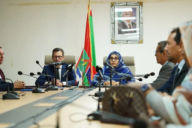 وزيرة وسفير خلال اجتماع لتوقيع تمويل مشروع بيئي في نواكشوط