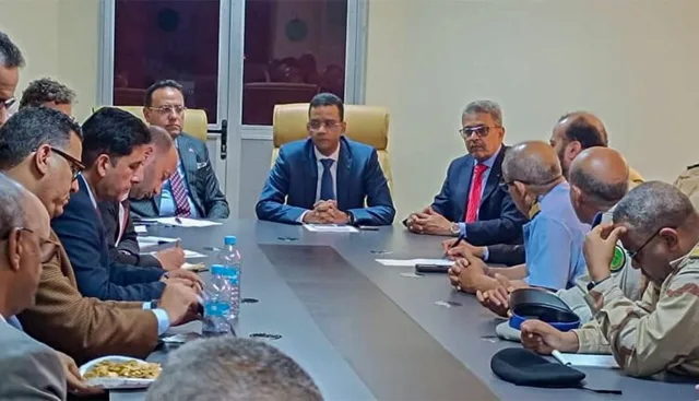 مسؤولون حول طاولة اجتماع