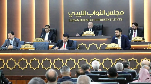 أعضاء هيئة رئاسة مجلس النواب الليبي على المنصة خلال جلسة سابقة وأمامهم نواب في القاعة، صورة أرشيفية