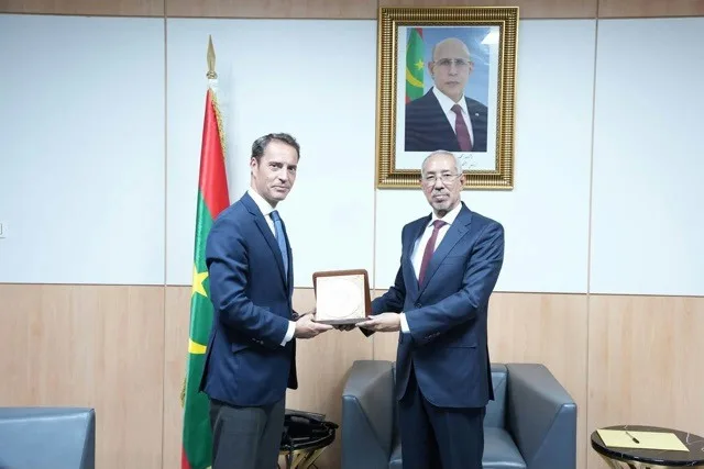 ممثل حلف الناتو يتبادل درعا تذكارية مع مسؤول موريتاني في نواكشوط