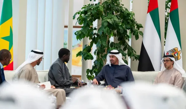 الرئيس السنغالي باسيرو ديوماي فاي والرئيس الإماراتي محمد بن زايد خلال مباحثات بحضور مسؤولين، صورة أرشيفية