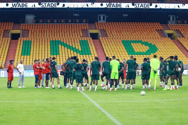 مدرجات صفراء وخضراء في ملعب عبد الله واد بديامنياديو ولاعبون مجتمعون على العشب خلال حصة تدريبية، صورة أرشيفية