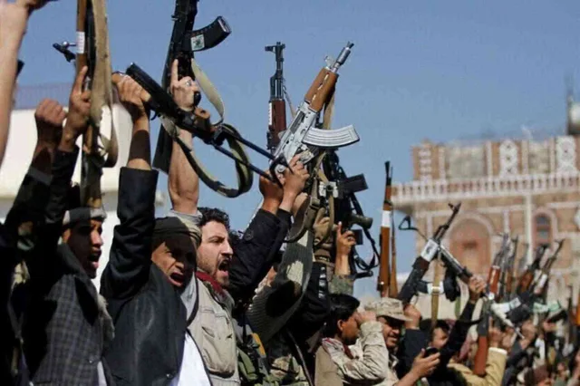 مسلحون من أنصار جماعة الحوثي يرفعون أسلحتهم في تجمع باليمن، صورة أرشيفية