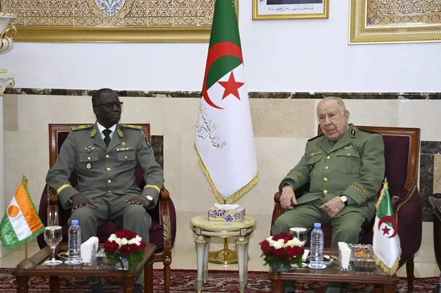 رئيس أركان الجيش الجزائري يجلس إلى جانب ضابط نيجري برتبة جنرال وأمامهما علما البلدين