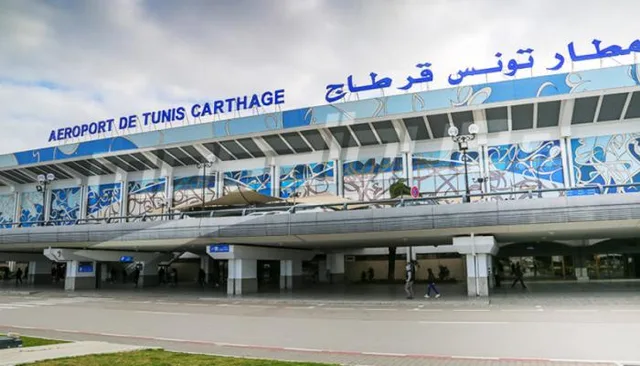 واجهة مبنى مطار تونس قرطاج وعليها اسمه بالعربية والفرنسية، صورة أرشيفية