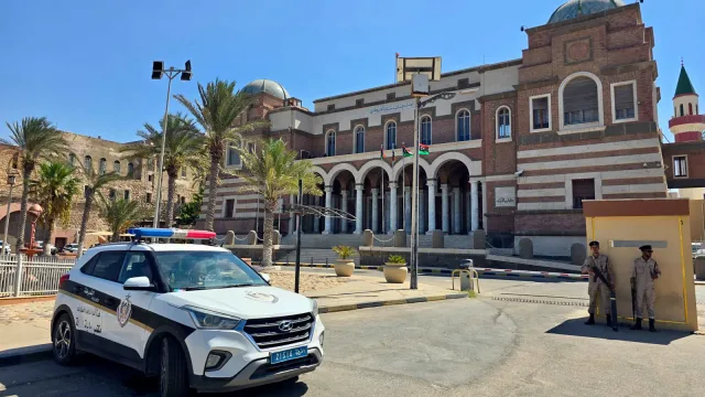 واجهة مقر مصرف ليبيا المركزي في طرابلس وأمامه سيارة شرطة وحارسان، صورة أرشيفية