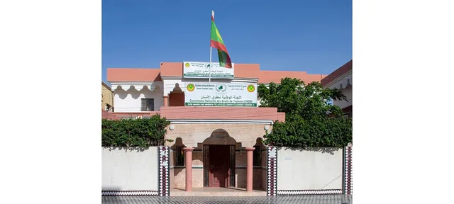 واجهة مقر اللجنة الوطنية لحقوق الإنسان وعليه لافتتها والعلم الوطني