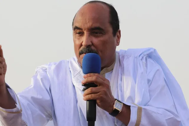 الرئيس السابق محمد ولد عبد العزيز يتحدث عبر مكبر صوت