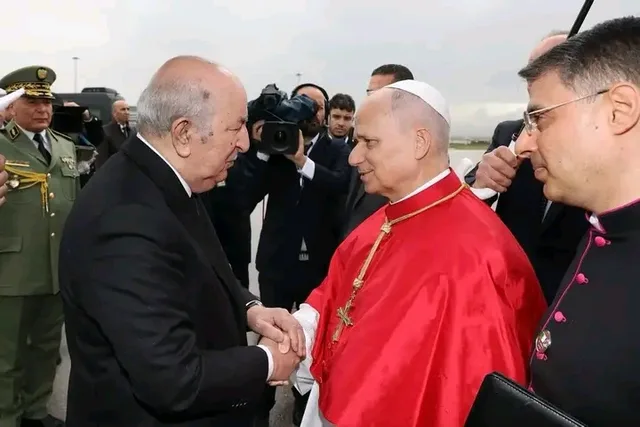 الرئيس الجزائري عبد المجيد تبون يصافح البابا ليو الرابع عشر لدى وصوله إلى الجزائر في أبريل 2026، صورة أرشيفية
