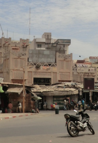 صورة أرشيفية لسوق سانداغا في دكار بتاريخ 18 مايو 2013، وليست لمركز الشرطة أو واقعة الوفاة.
