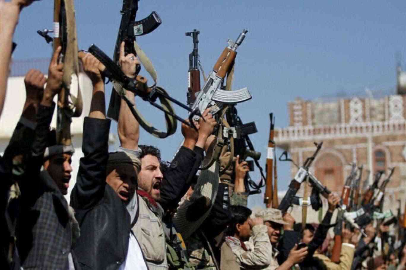مسلحون من أنصار جماعة الحوثي يرفعون أسلحتهم في تجمع باليمن، صورة أرشيفية