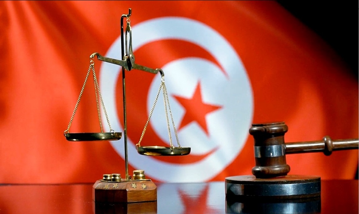 ميزان العدالة ومطرقة قاض أمام العلم التونسي الأحمر، صورة تعبيرية أرشيفية