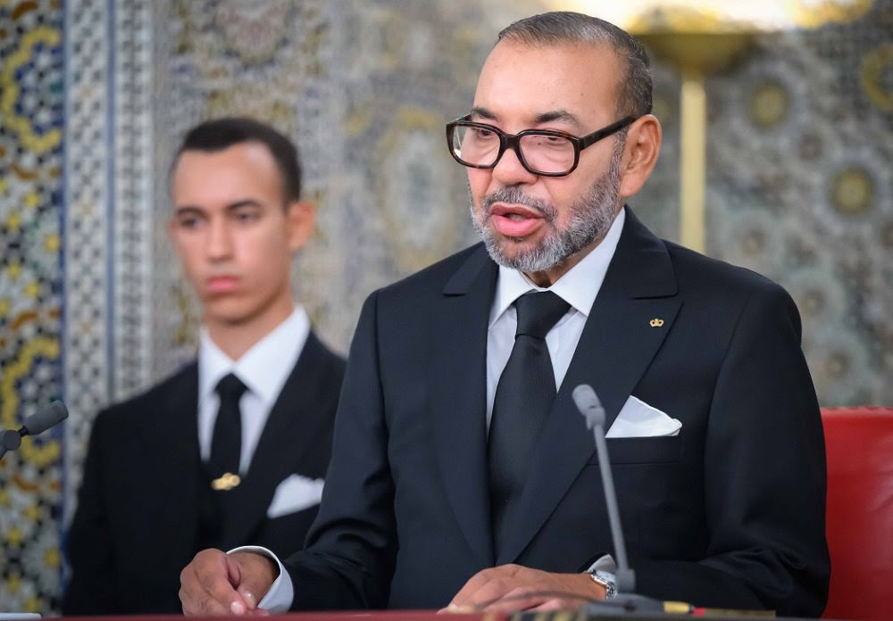 العاهل المغربي يتحدث أمام ميكروفون