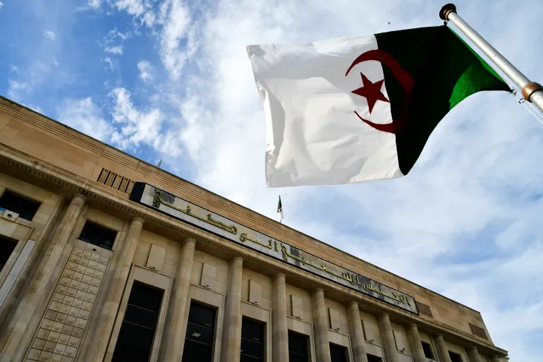 واجهة مبنى المجلس الشعبي الوطني في الجزائر العاصمة والعلم الجزائري