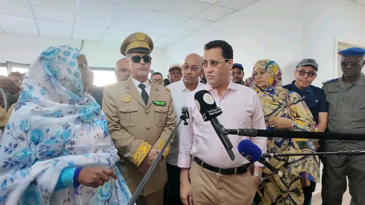 الوزير الأول المختار ولد اجاي يتحدث للصحافة خلال زيارة منشأة صحية