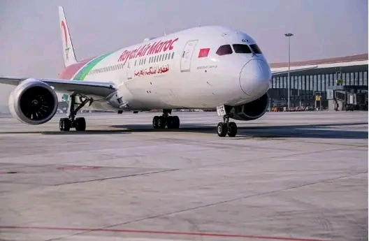 طائرة بوينغ 787 دريملاينر تحمل ألوان الخطوط الملكية المغربية على مدرج مطار، صورة أرشيفية