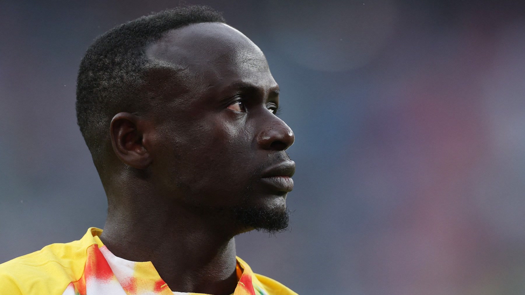 النجم السنغالي ساديو ماني بقميص إحماء منتخب السنغال في ملعب، صورة أرشيفية