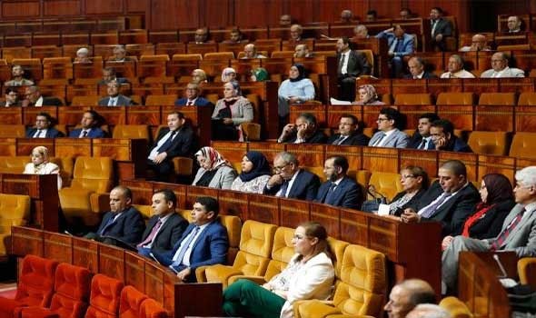 نواب يجلسون على مقاعد برتقالية في قاعة مجلس النواب المغربي خلال جلسة سابقة، صورة أرشيفية