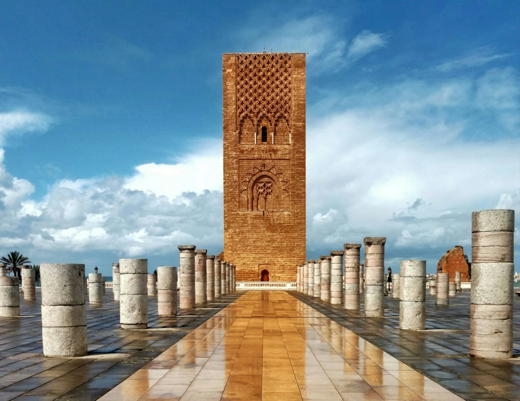 صومعة حسان وأعمدة الساحة المحيطة بها في الرباط تحت سماء غائمة