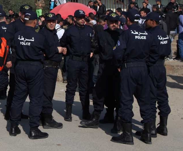 مجموعة من عناصر الشرطة الجزائرية بزيهم الرسمي في الشارع، صورة أرشيفية