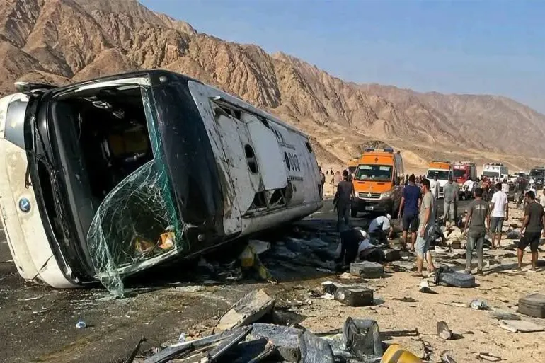 حافلة ركاب منقلبة على جانبها قرب طريق جبلي وحولها مسعفون ومارة، صورة أرشيفية من حادث سابق في مصر