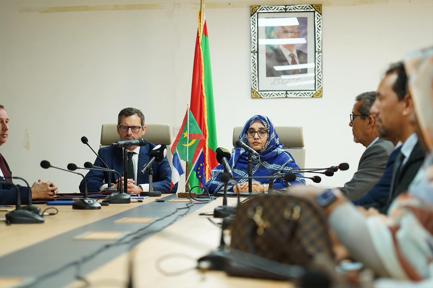 وزيرة وسفير خلال اجتماع لتوقيع تمويل مشروع بيئي في نواكشوط