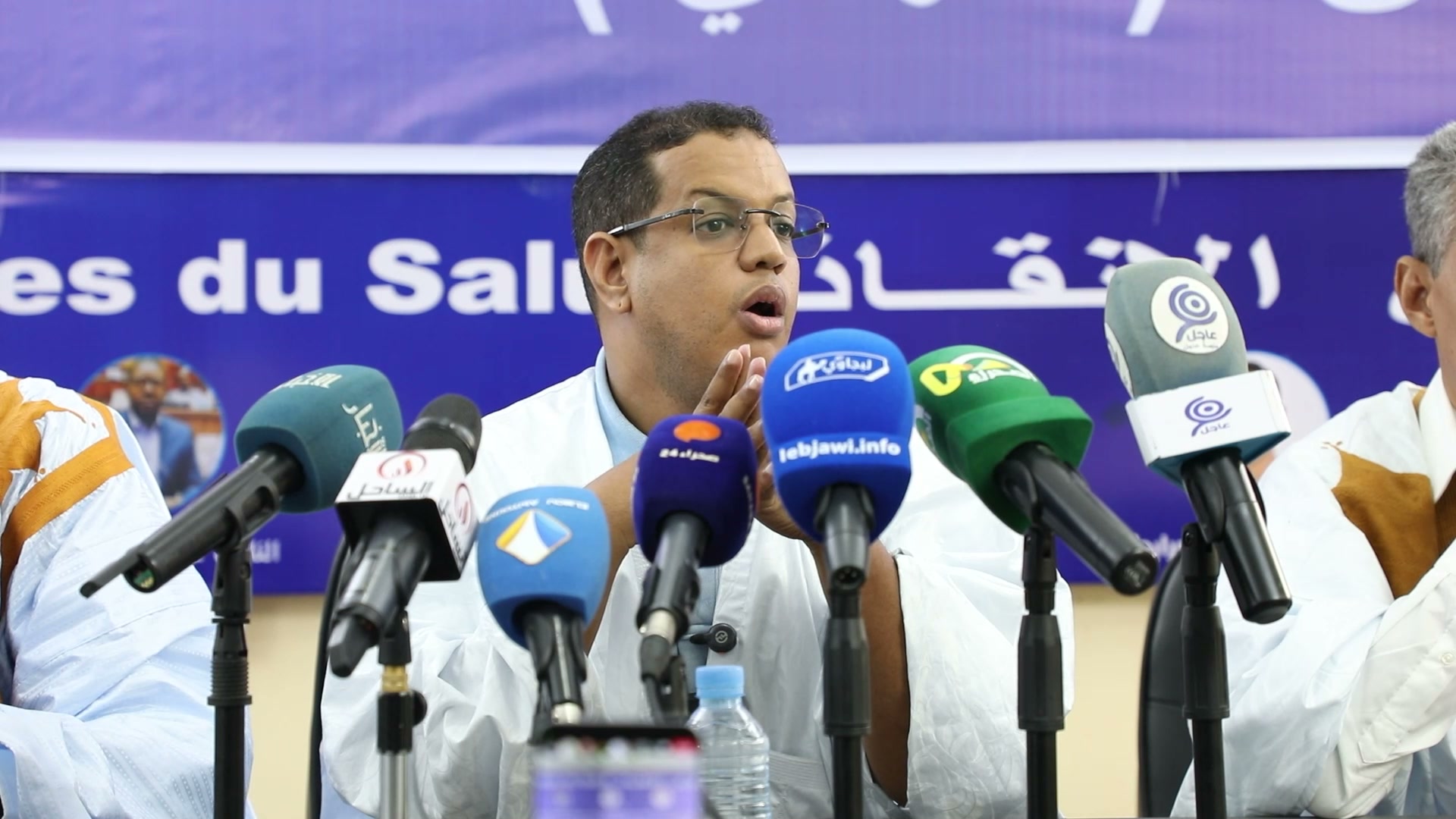 يعقوب لمرابط يتحدث أمام الميكروفونات خلال مؤتمر صحفي لتحالف قوى الإنقاذ