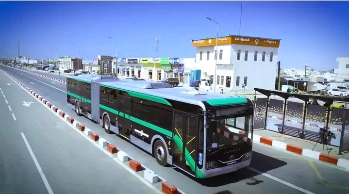 صورة توضيحية لحافلة نقل حضري في نواكشوط من مكتبة مدار، سبق نشرها في ديسمبر 2025. تاريخ الالتقاط غير موثق.