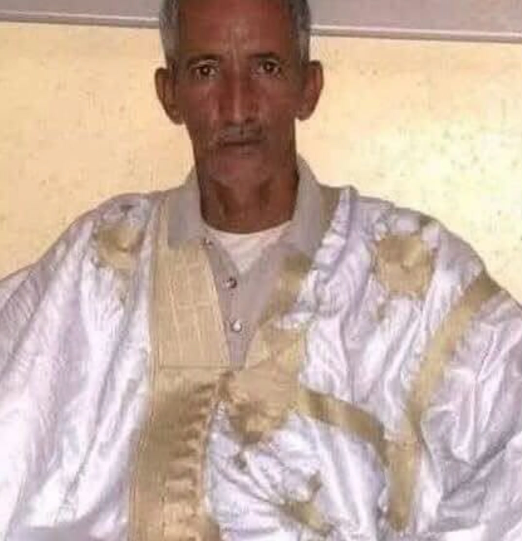 صورة الكاتب شيخنا سيد محمد بالدراعة البيضاء