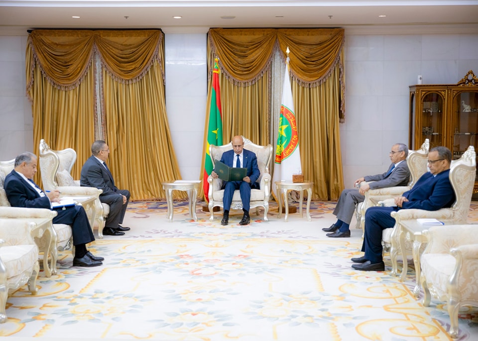 موريتانيا: الرئيس الغزواني يتسلم دعوة لحضور القمة العربية بالجزائر