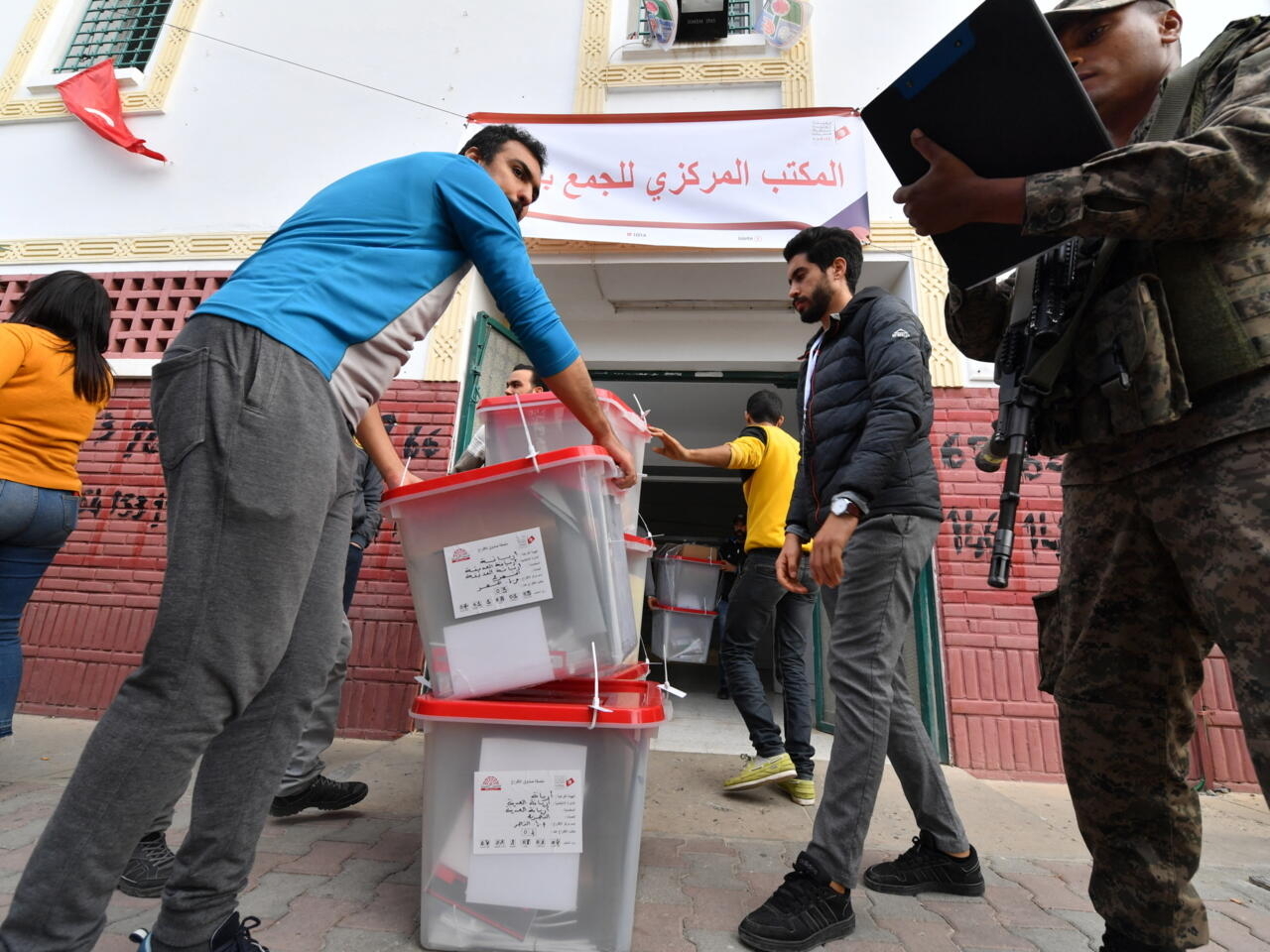 تونس: بدء التصويت لانتخاب برلمان جديد