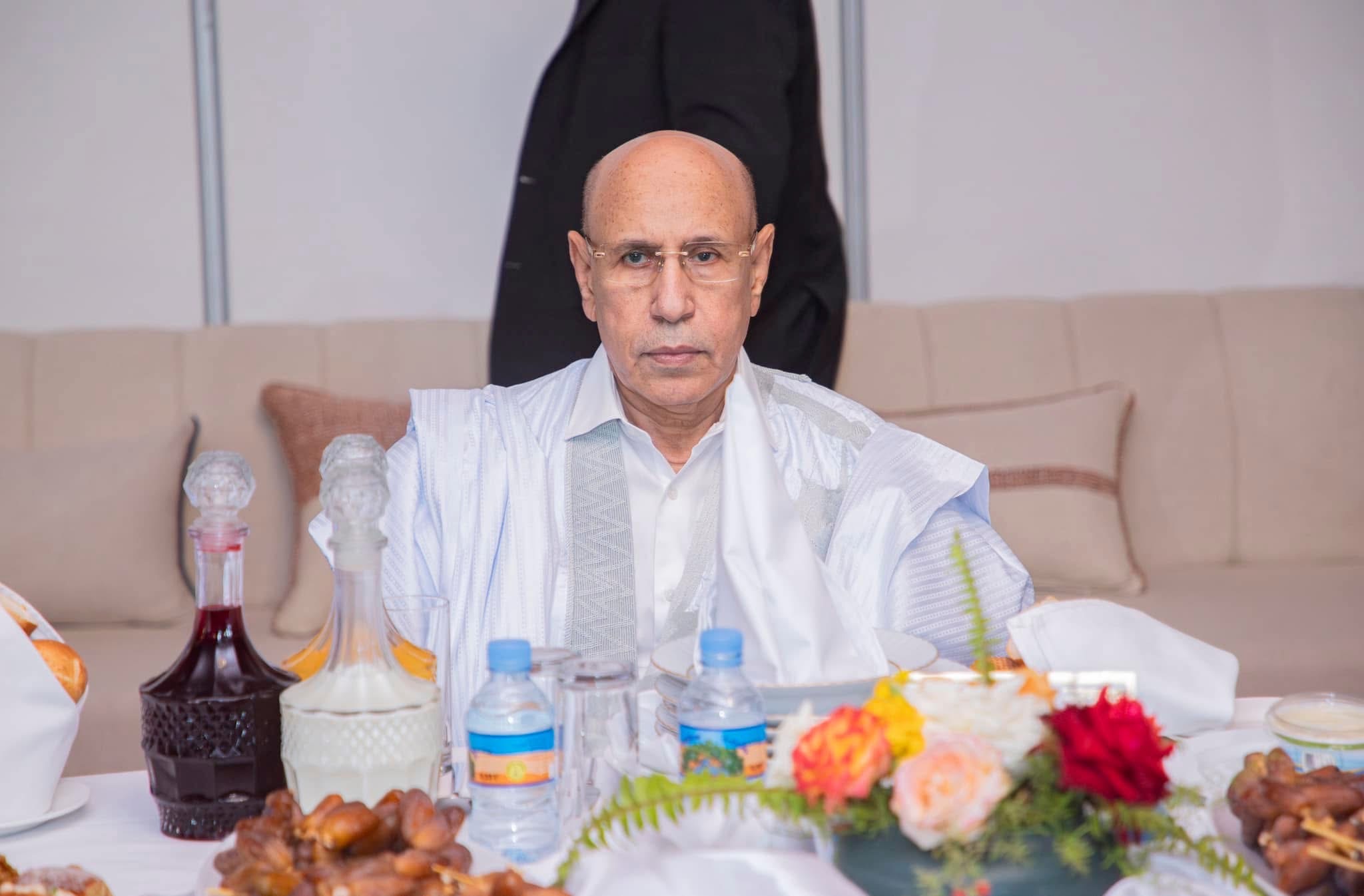 الرئاسة تنظم إفطارا لعدد من الساسة والمنتخبين المحليين