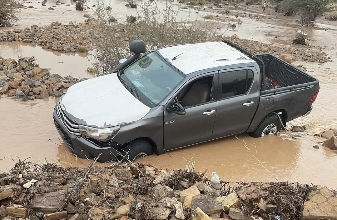 وفاة سيدة وإنقاذ آخرين بعد جرف السيول سيارة قرب أطار